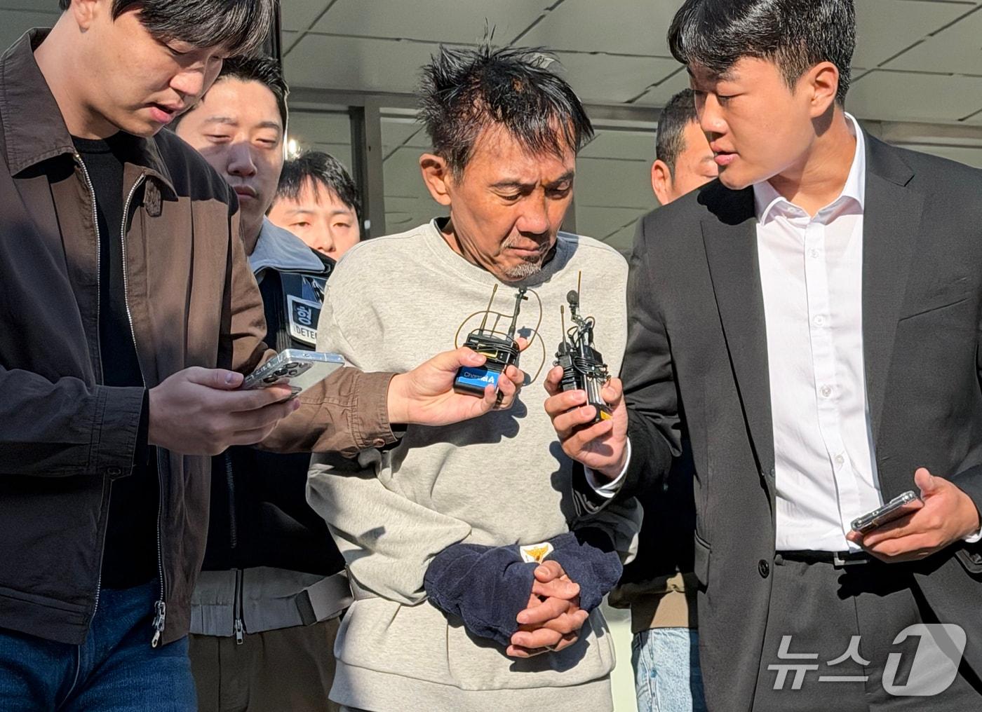 본문 이미지 - 인천 대형 상업시설에서 흉기난동을 벌여 살인미수 혐의로 구속된 최충락이 23일 오전 인천 남동경찰서에서 인천지방공소청으로 송치되고 있다. 2026.10.23 ⓒ 뉴스1 박소영 기자