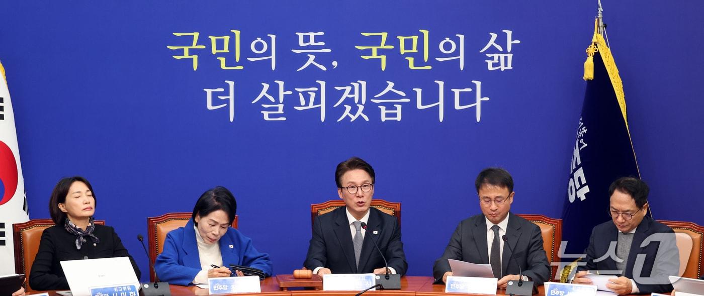 본문 이미지 - 김민석 더불어민주당 대표가 23일 오전 서울 여의도 국회에서 열린 최고위원회의에서 발언을 하고 있다. 왼쪽부터 서미화, 최민희 최고위원, 김민석 대표, 한병도 원내대표, 박선원 최고위원.  2026.10.23 ⓒ 뉴스1 황기선 기자