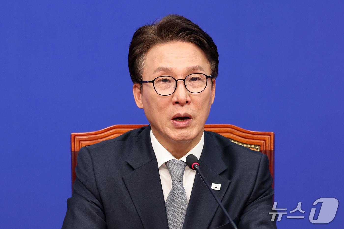 본문 이미지 - 김민석 더불어민주당 대표가 23일 오전 서울 여의도 국회에서 열린 최고위원회의에서 발언을 하고 있다. 2026.10.23 ⓒ 뉴스1 황기선 기자