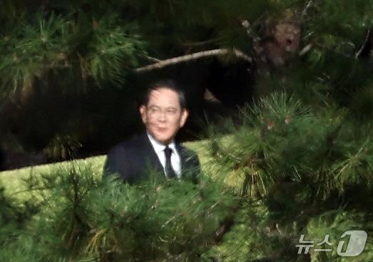 본문 이미지 - 이재용 삼성전자 회장이 23일 오전 경기도 수원시 장안구 소재 고(故) 이건희 삼성그룹 선대회장 선영에서 열린 6주기 추도식에 참석하고 있다. 2026.10.23 ⓒ 뉴스1 김영운 기자