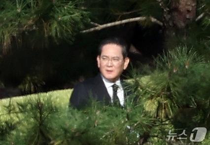 본문 이미지 - 이재용 삼성전자 회장이 23일 오전 경기도 수원시 장안구 소재 고(故) 이건희 삼성그룹 선대회장 선영에서 열린 6주기 추도식에 참석하고 있다. 2026.10.23 ⓒ 뉴스1 김영운 기자