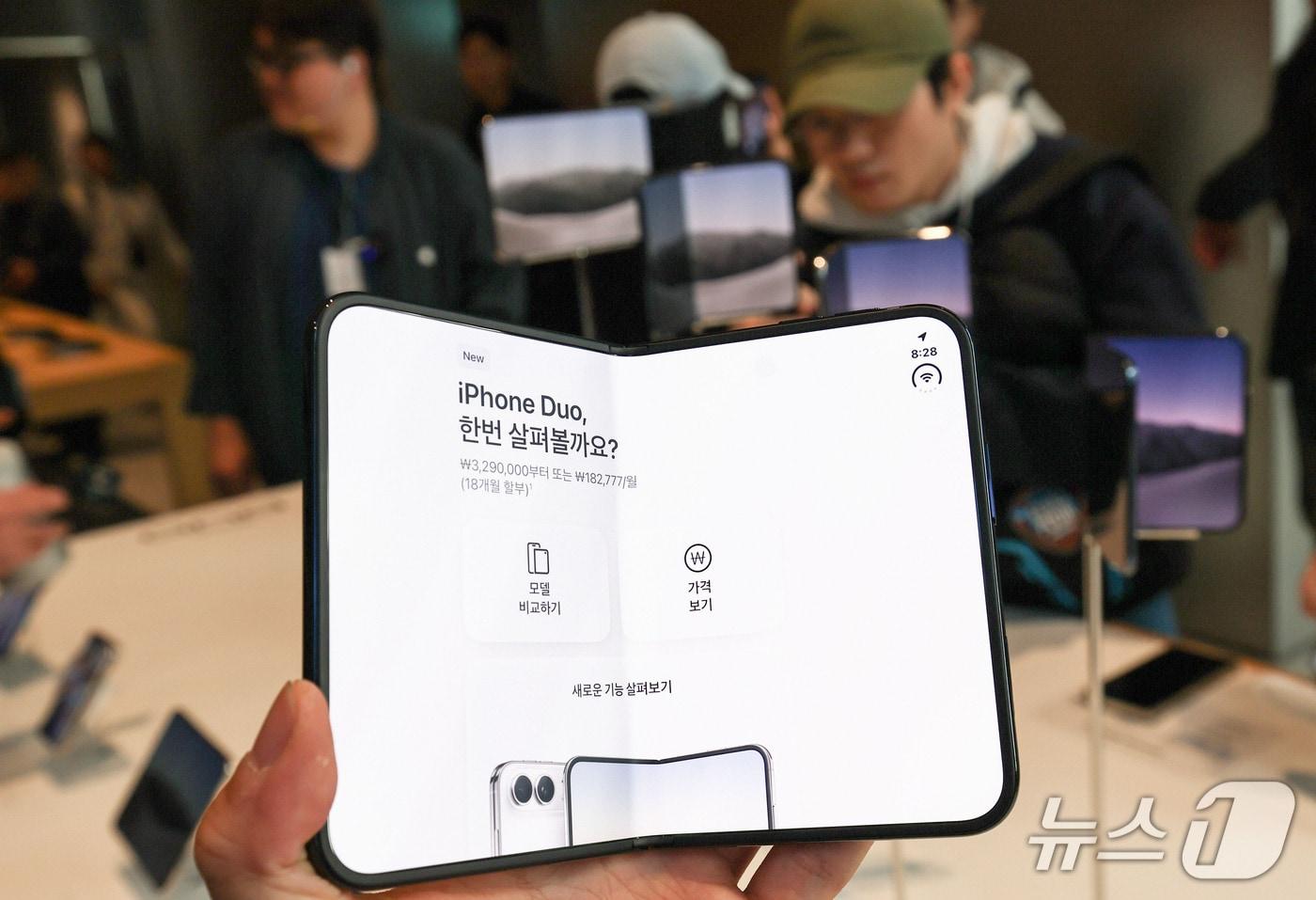 본문 이미지 - 23일 서울 중구 명동 애플스토어에서 시민들이 이날 국내 출시된 애플의 최신 스마트폰 ‘아이폰 듀오’를 살펴보고 있다. 2026.10.23 ⓒ 뉴스1 이종수 기자