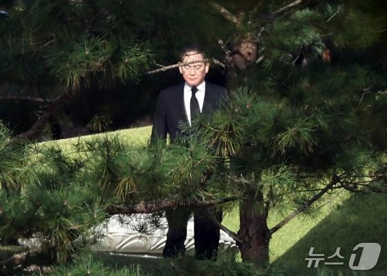 본문 이미지 - 이재용 삼성전자 회장이 23일 오전 경기도 수원시 장안구 소재 고(故) 이건희 삼성그룹 선대회장 선영에서 열린 6주기 추도식에 참석하고 있다. 2026.10.23/뉴스1 김영운 기자