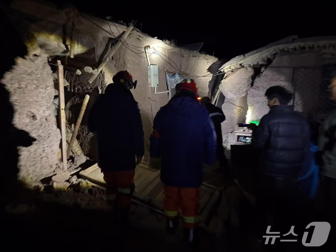 본문 이미지 - 23일 중국 시짱(티베트)자치구 나취시 바칭현에서 소방대원들이 지진 피해를 입은 마을을 점검하고 있다. 2026.10.23 ⓒ 신화=뉴스1
