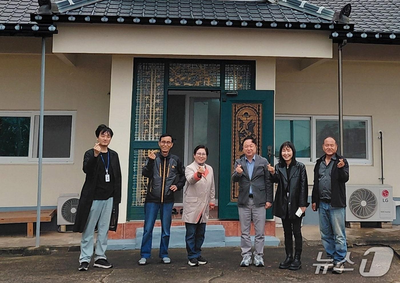 본문 이미지 - 전북 정읍시가 영원면에 '귀농인의 집'을 추가 조성한 가운데 관계자들이 기념 촬영을 하고 있다.(정읍시 제공. 재판매 및 DB 금지)/뉴스1 