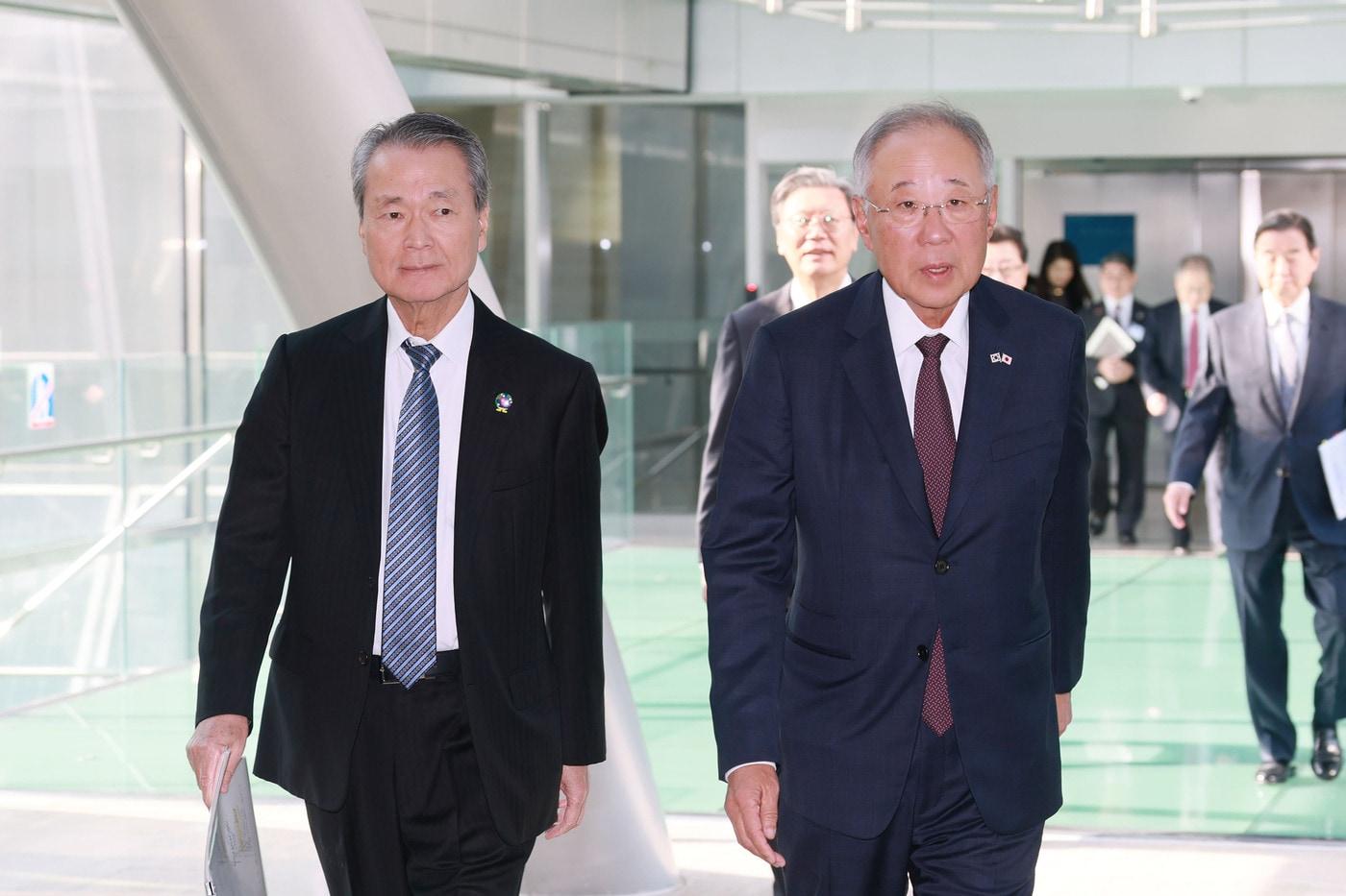 본문 이미지 - 류진 한국경제인협회 회장과 츠츠이 요시노부 경단련 회장이 23일 FKI타워 컨퍼런스센터에서 열린 ‘제33회 한일재계회의’에 참석하고 있다. 2026.10.23 (한경협 제공)