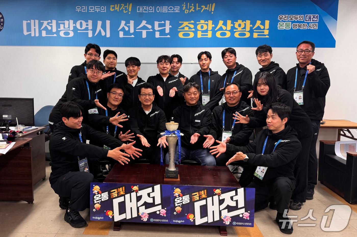 본문 이미지 - 대전시체육회 직원들이 모범선수단상 수상 기념촬영을 하고 있다.(대전시체육회 제공. 재판매 및 DB 금지)