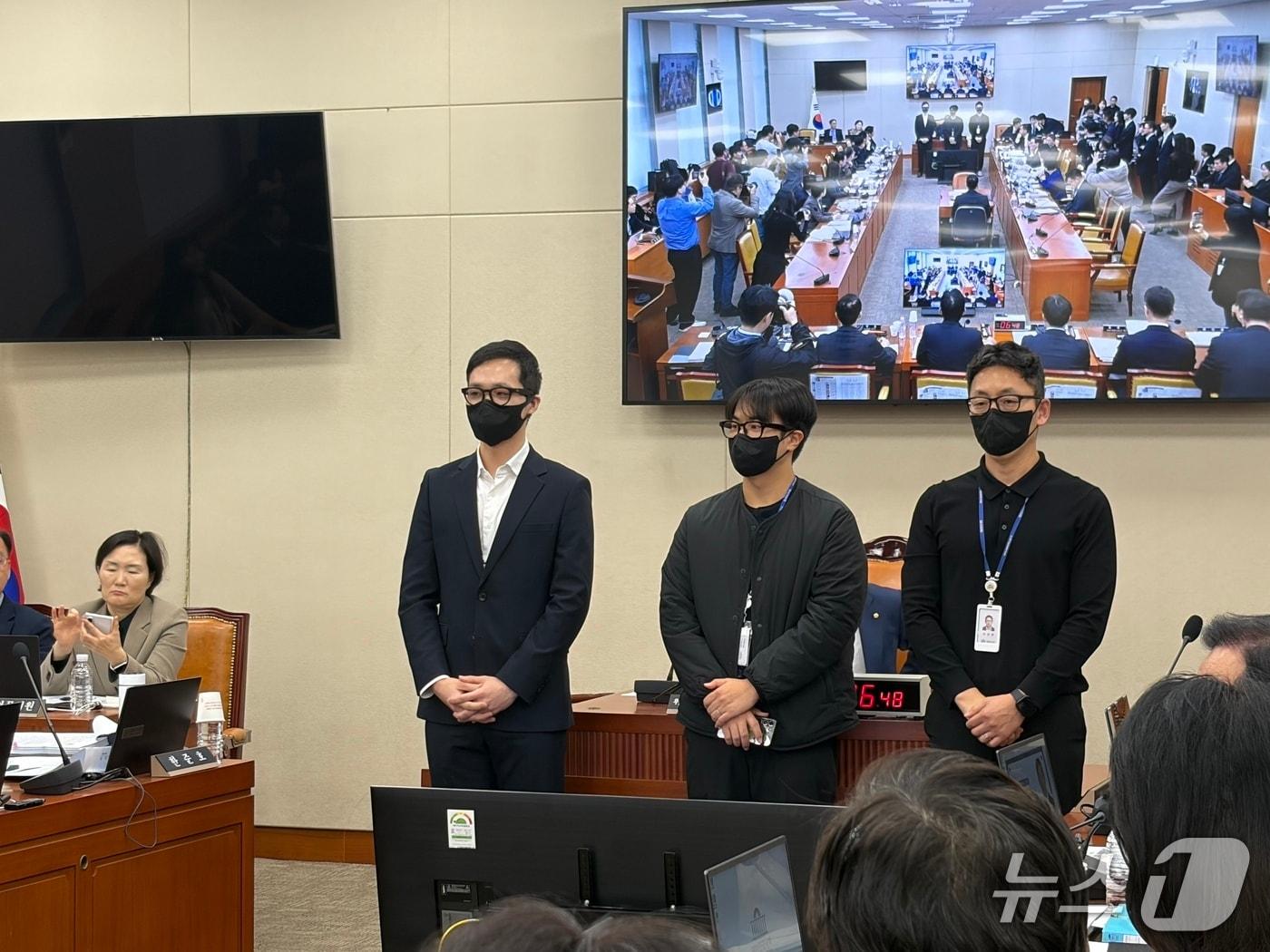 본문 이미지 - 23일 오전 국회 과학기술정보방송통신위원회의 과학기술정보통신부 종합감사에서 AI 글라스 문제에 대한 지적이 이어졌다. 이정헌 더불어민주당 의원실 보좌진 중 한 명이 AI 글라스를 쓰고 있는 모습. 2026.10.23 ⓒ 뉴스1 한수민 기자