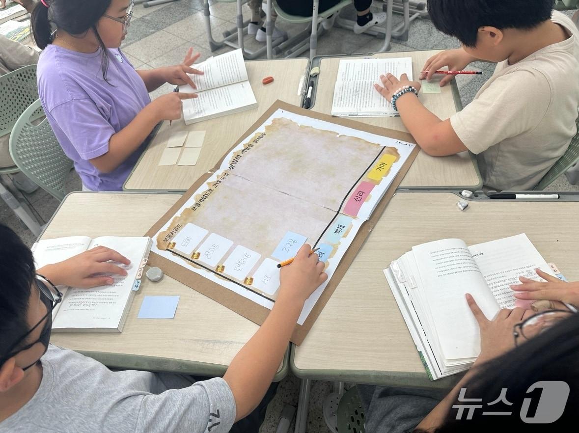 본문 이미지 - 김해 수남초등학교에서 독서 수업을 진행하는 모습. (경남교육청 제공. 재판매 및 DB 금지)