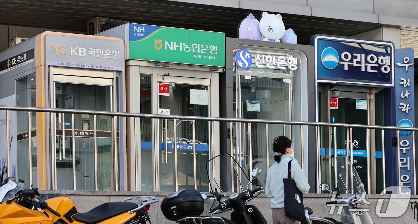 본문 이미지 - 서울 시내 시중은행 ATM 모습. 2026.10.23 ⓒ 뉴스1 이종수 기자