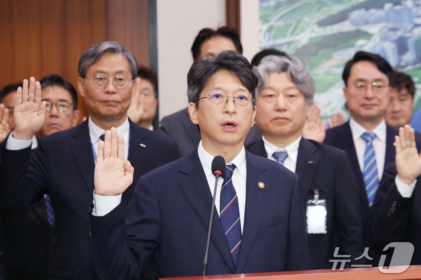 본문 이미지 - 홍지선 국토교통부 장관이 23일 서울 여의도 국회 국토교통위원회에서 열린 국토교통부 등에 대한 국정감사 종합감사에서 선서를 하고 있다. ⓒ 뉴스1 황기선 기자
