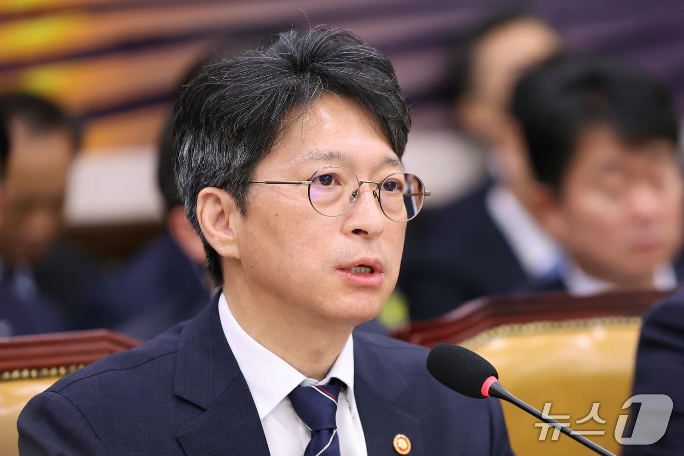본문 이미지 - 홍지선 국토교통부 장관이 23일 서울 여의도 국회 국토교통위원회에서 열린 국토교통부 등에 대한 국정감사 종합감사에서 의원 질의에 답하고 있다. 2026.10.23 ⓒ 뉴스1 황기선 기자