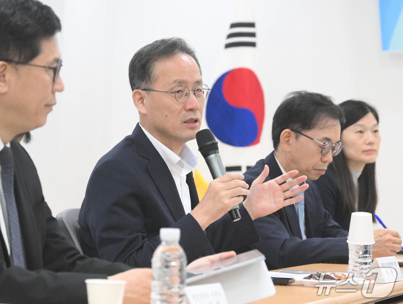 본문 이미지 - 이형일 경제부총리 겸 재정경제부 장관이 지난 23일 청년·고령층 주거안정 지원 강화 일환으로 서울 영등포구 나라키움 영등포복합청사를 방문, 주택정책 관계자 간담회를 주재하고 있다. (재정경제부 제공. 재판매 및 DB 금지) 2026.10.23 ⓒ 뉴스1