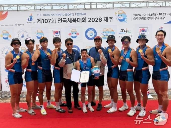 본문 이미지 - 제107회 전국체전에서 금메달을 딴 용인시 조정팀 소속 선수들 모습.(용인시 제공)