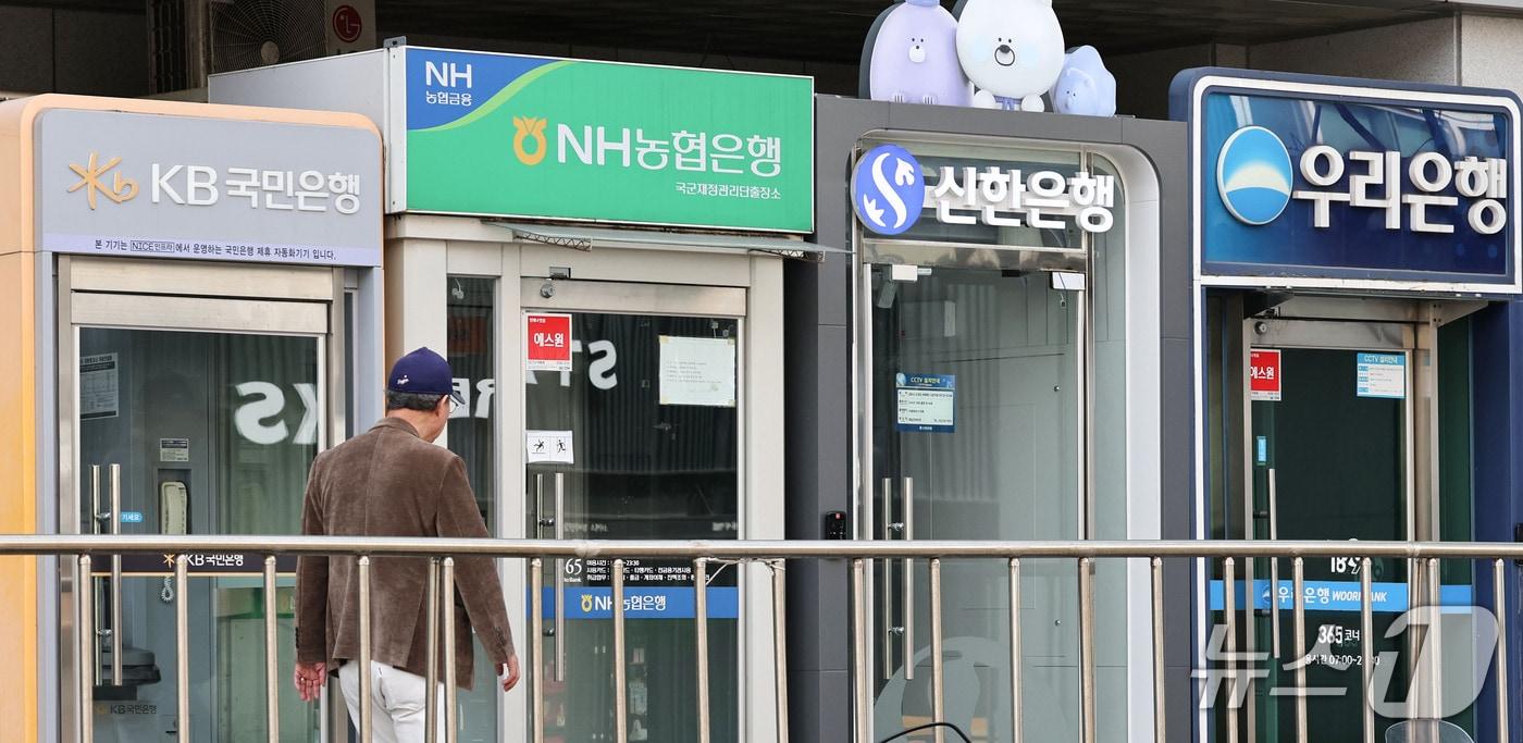 본문 이미지 - 서울 시내에 설치된 은행 ATM 모습. 2026.10.23 ⓒ 뉴스1 이종수 기자