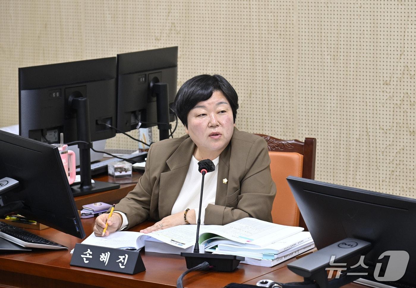 본문 이미지 - 손혜진 진보당 의원이 지난 20일 행정사무감사에서 청소년 자체사업 예산이 연간 1억 원에 불과하다며 지원 확대를 촉구하고 있다.(전남광주 북구의회 제공. 재판매 및 DB 금지)
