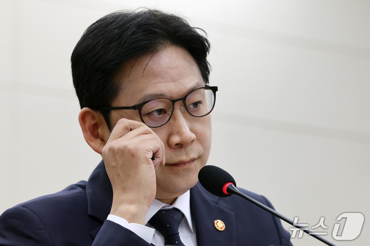 본문 이미지 - 배경훈 부총리 겸 과학기술정보통신부 장관이 23일 서울 여의도 국회 과학기술정보방송통신위원회에서 열린 과학기술정보통신부 등에 대한 국정감사 종합감사에서 생각에 잠겨 있다. 2026.10.23 ⓒ 뉴스1 황기선 기자