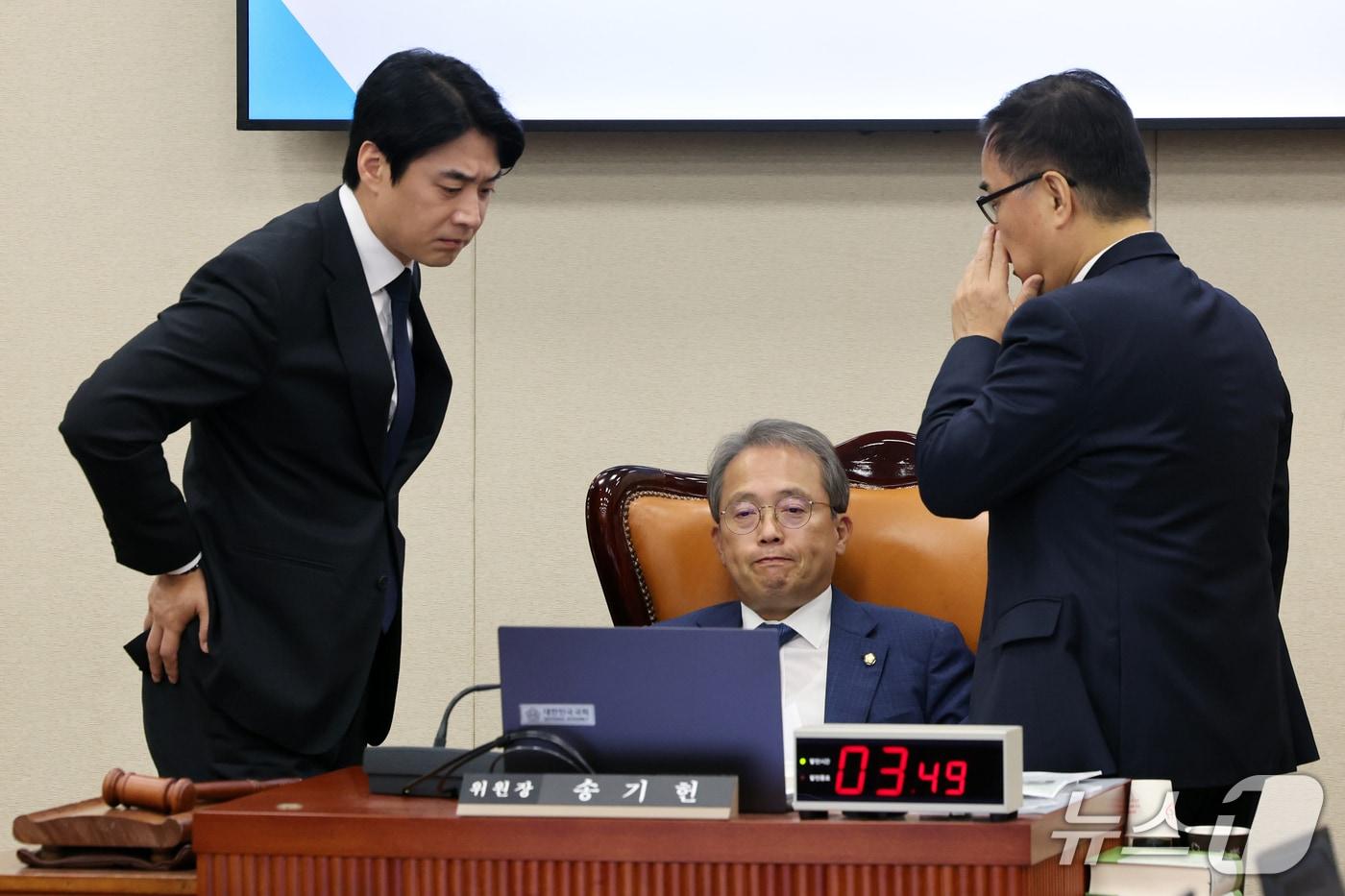 본문 이미지 - 송기헌 과방위원장과 한준호 더불어민주당 간사, 최형두 국민의힘 간사가 23일 서울 여의도 국회 과학기술정보방송통신위원회에서 열린 과학기술정보통신부 등에 대한 국정감사 종합감사에서 대화를 나누고 있다. 2026.10.23 ⓒ 뉴스1 황기선 기자