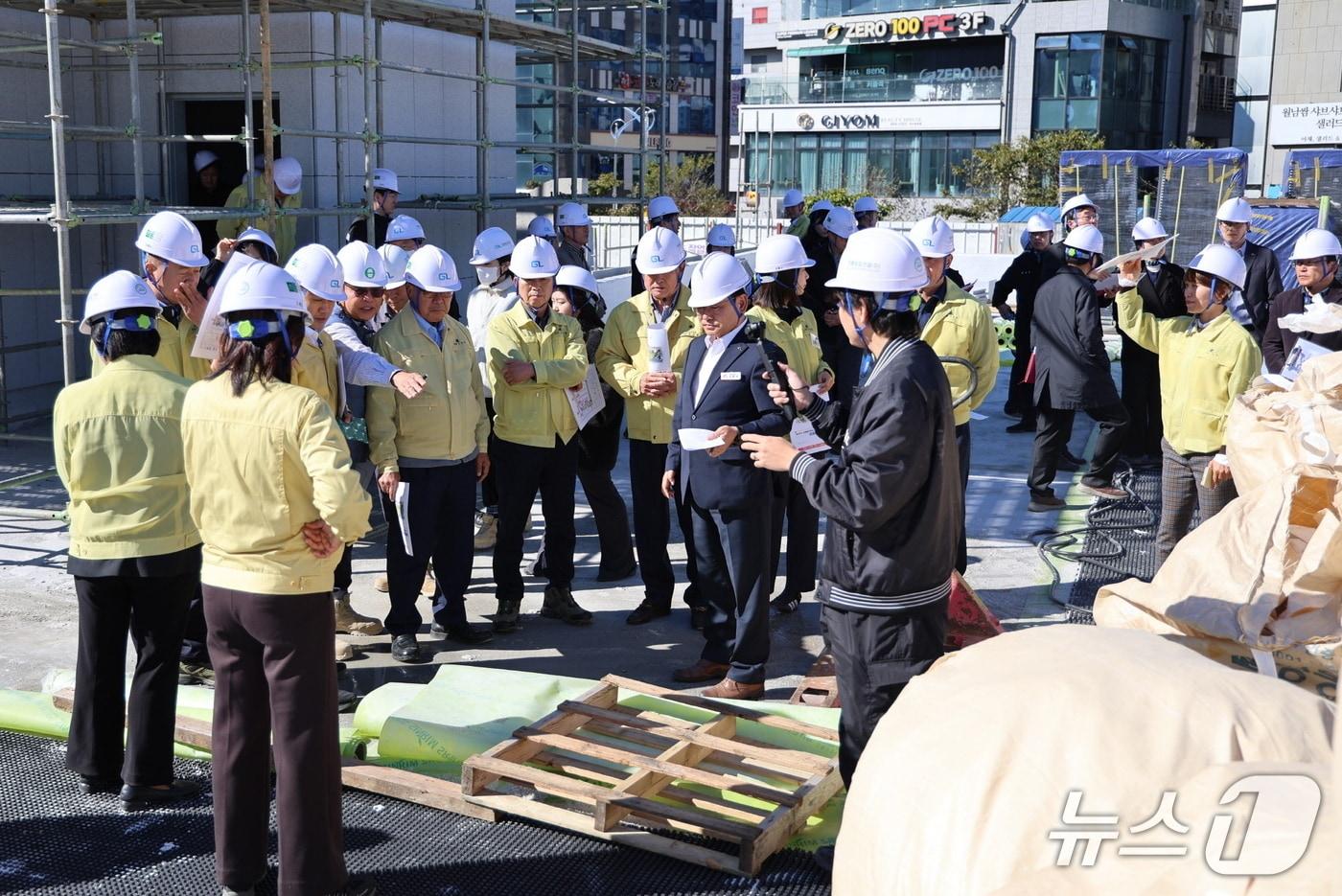 본문 이미지 - 지난 22일 충남 서산시 예천지구 공영주차장(초록광장) 조성사업 현장을 방문한 서산시의회 의원들이 공사 추진 상황을 점검하고 관계자로부터 설명을 듣고 있다.(서산시의회 제공. 재판매 및 DB 금지) /뉴스1