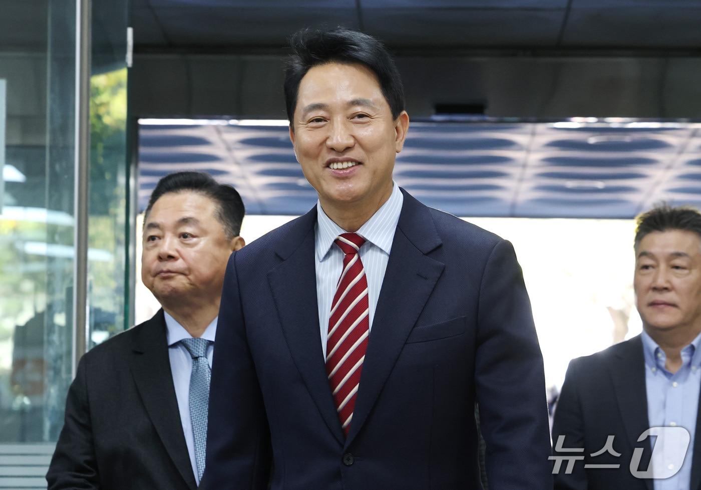 본문 이미지 - 오세훈 서울시장이 23일 서울 서초구 서울고법에서 열린 '명태균 여론조사 대납 의혹 사건' 항소심 공판에 출석하고 있다. (공동취재) 2026.10.23 ⓒ 뉴스1 구윤성 기자