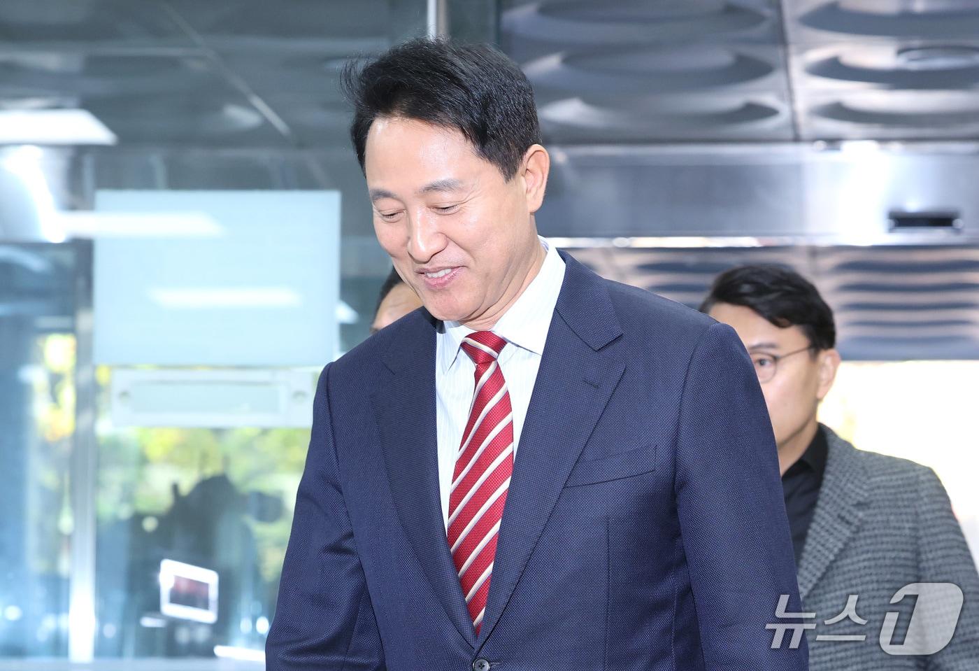 본문 이미지 - 오세훈 서울시장이 23일 서울 서초구 서울고법에서 열린 '명태균 여론조사 대납 의혹 사건' 항소심 선고 공판에 출석하고 있다. (공동취재) 2026.10.23 ⓒ 뉴스1 구윤성 기자