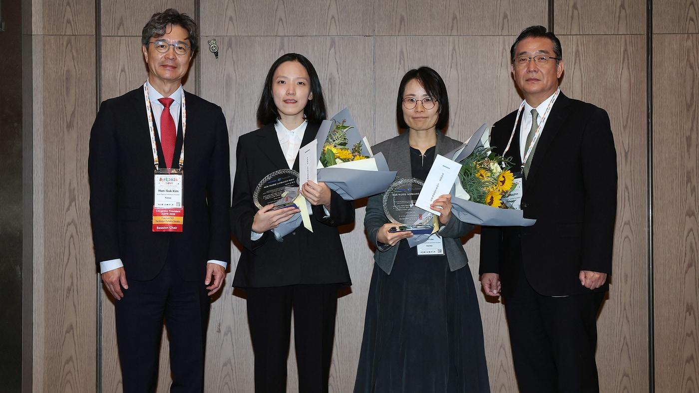 본문 이미지 - 23일 열린 2026년 두산연강 소아청소년과 학술상 시상식에서 참석자들이 기념촬영을 하고 있다. 왼쪽부터 대한소아청소년과학회 김한석 이사장, 수상자인 분당서울대학교병원 김예경 조교수, 전남대학교 의과대학 이은 부교수, 두산연강재단 이원재 대표이사. (두산 제공)