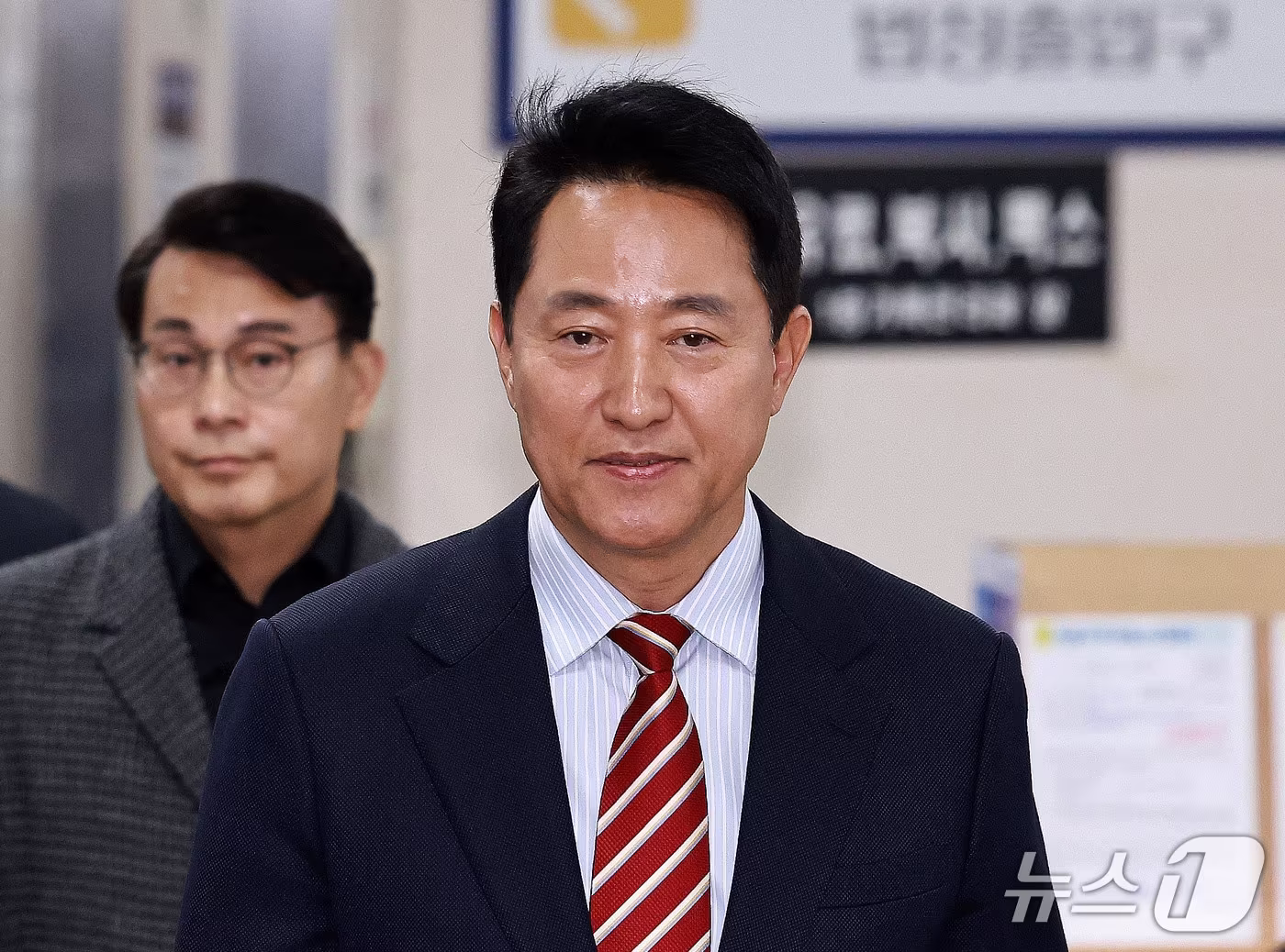 본문 이미지 - 오세훈 서울시장이 23일 서울 서초구 서울고등법원에서 열린 '명태균 여론조사 대납 의혹 사건' 항소심 선고공판에 출석하고 있다. 2026.10.23 ⓒ 뉴스1 구윤성 기자