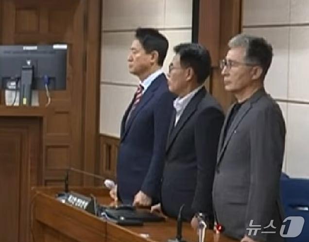 본문 이미지 - 오세훈 서울시장이 23일 서울 서초구 고등법원에서 열린 '명태균 여론조사 대납 의혹 사건' 항소심 선고 공판에 출석하고 있다. (서울고법 제공. 재판매 및 DB 금지) 2026.10.23 ⓒ 뉴스1
