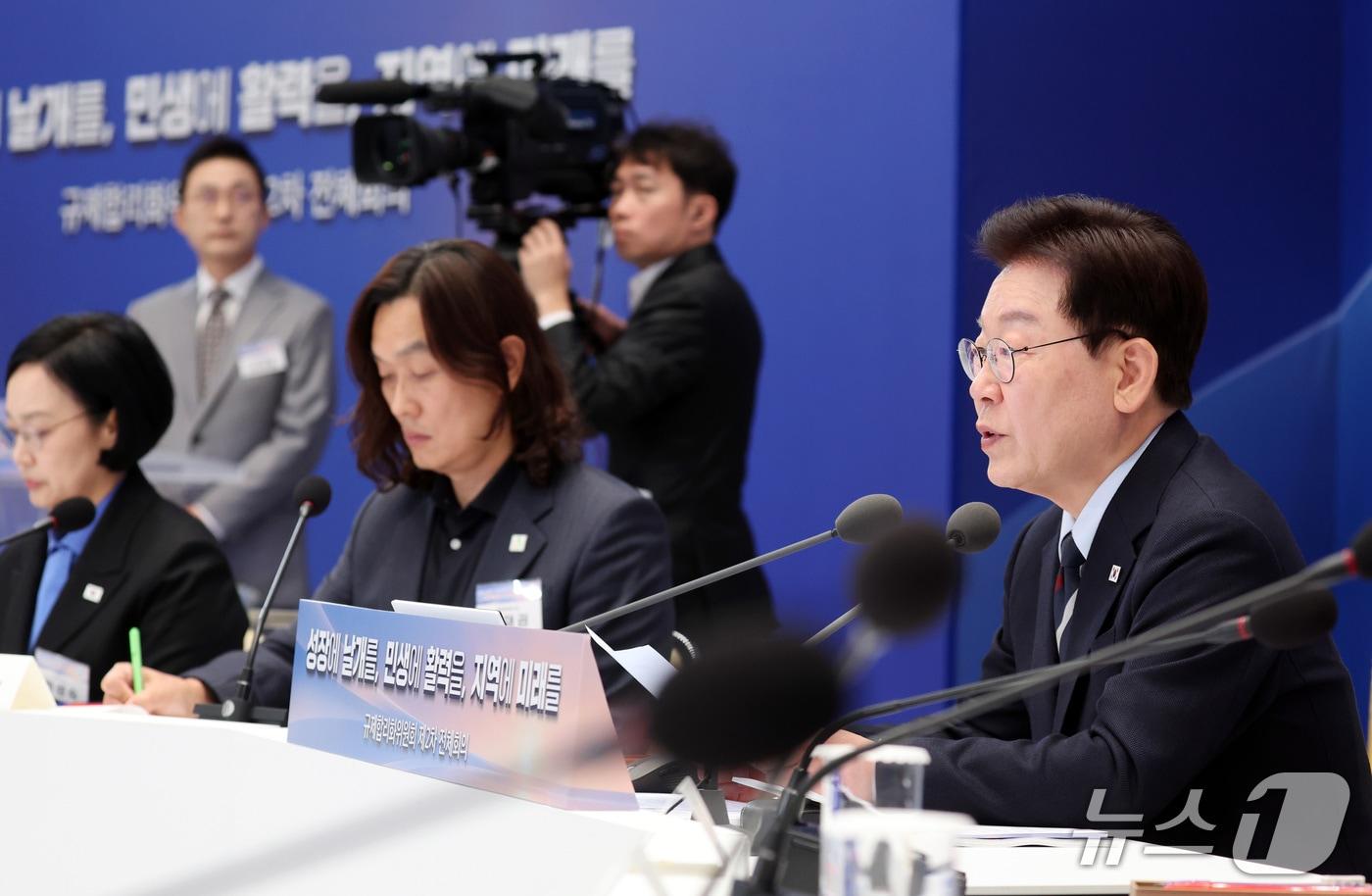 본문 이미지 - 이재명 대통령이 23일 청와대 영빈관에서 열린 규제합리화위원회 제2차 전체회의에서 모두 발언을 하고 있다. 2026.10.23 ⓒ 뉴스1 이재명 기자