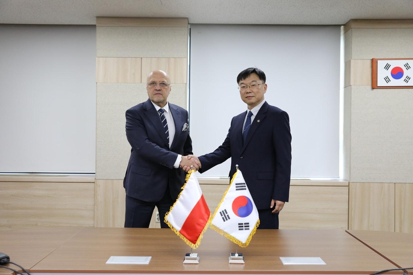 본문 이미지 - 안형준 국가데이터처장과 마렉 치에르피아루-볼란(Marek Cierpiał-Wolan) 폴란드 통계청장이 국가데이터처-폴란드 통계청 제 2차 양자협력회의 기념촬영을 하고 있다.(국가데이터처 제공)