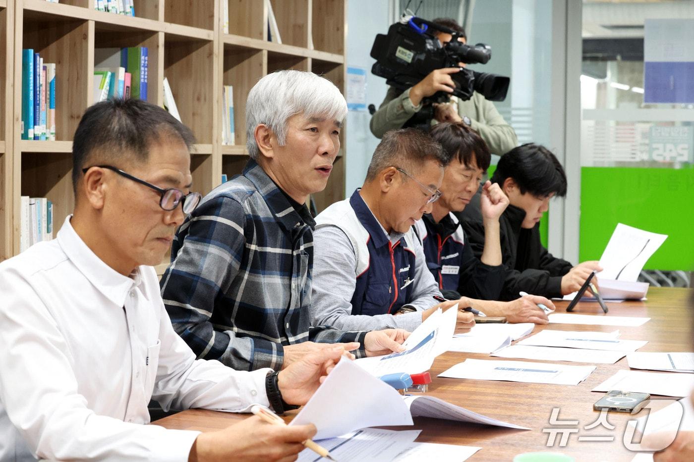 본문 이미지 - 23일 오후 전남광주통합특별시 동구 전일빌딩 4층 시민마루에서 광주시민단체협의회 주최로 '초광역메가특구법 ' 규탄 및 법안 독소조항 대응 방향을 논의하는 시민사회 긴급 대응 회의가 열리고 있다. ⓒ 뉴스1 조수민 기자