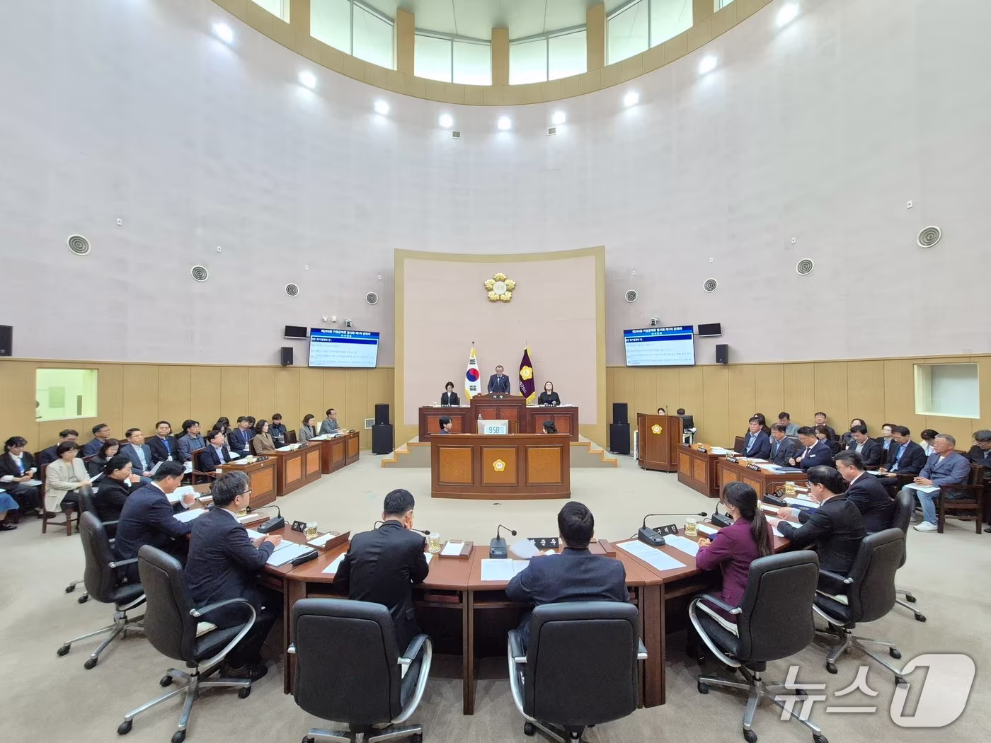 본문 이미지 - 23일 기장군의회 본회의장에서 제299회 임시회 제1차 본회의가 열리고 있다. 기장군의회는 오는 29일까지 7일간 군민 복리 증진과 생활 안정을 위한 25건의 주요 안건을 심사한다. (기장군의회 제공. 재판매 및 DB금지)