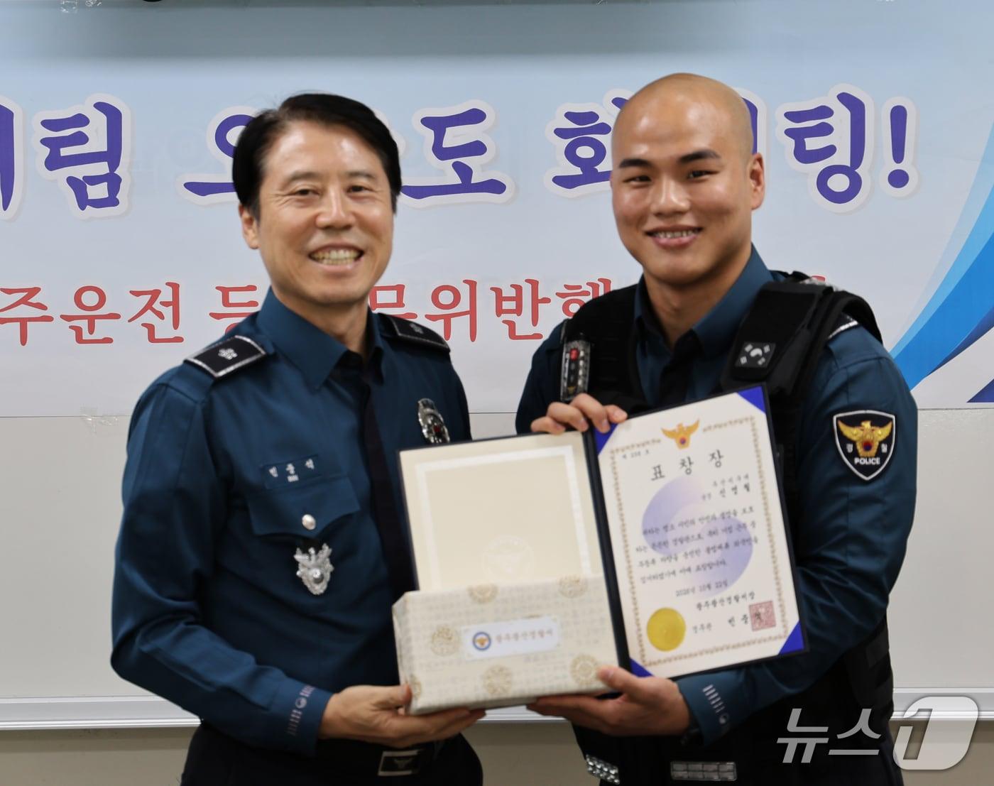 본문 이미지 - 광주 광산경찰서는 다중 밀집 장소에서 범죄 예방 근무를 하던 중 불법 체류자를 검거한 우산지구대 신영철(29) 순경(사진 오른쪽)에게 표창장을 수여했다고 23일 밝혔다.(광주 광산경찰서 제공. 재판매 및 DB 금지) 