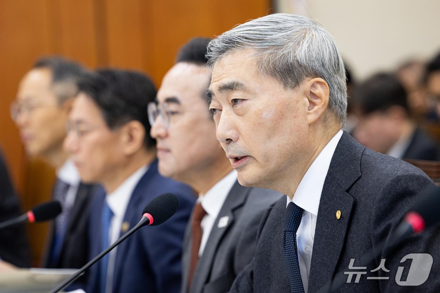 본문 이미지 - 신현송 한국은행 총재가 23일 서울 여의도 국회에서 열린 재정경제기획위원회의 기획예산처, 한국은행 등에 대한 국정감사 종합감사에 출석해 의원 질의에 답하고 있다. 2026.10.23 ⓒ 뉴스1 유승관 기자