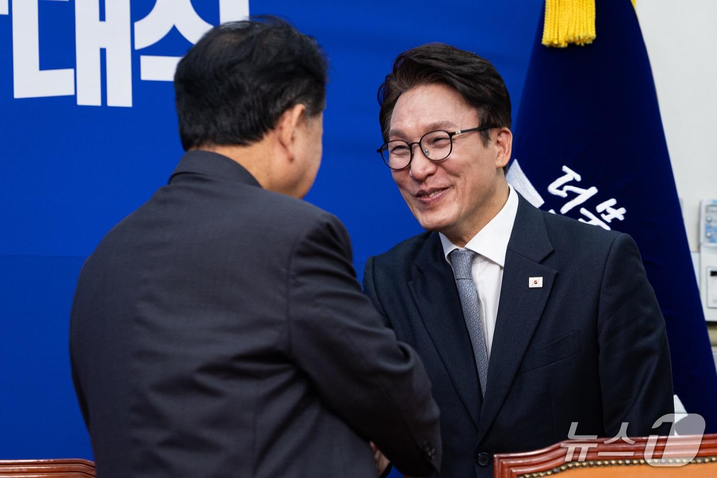 본문 이미지 - 김민석 더불어민주당 대표가 23일 서울 여의도 국회에서 열린 K-방위산업지원특별위원회 발대식에서 김병주 위원장과 인사하고 있다. 2026.10.23 ⓒ 뉴스1 유승관 기자