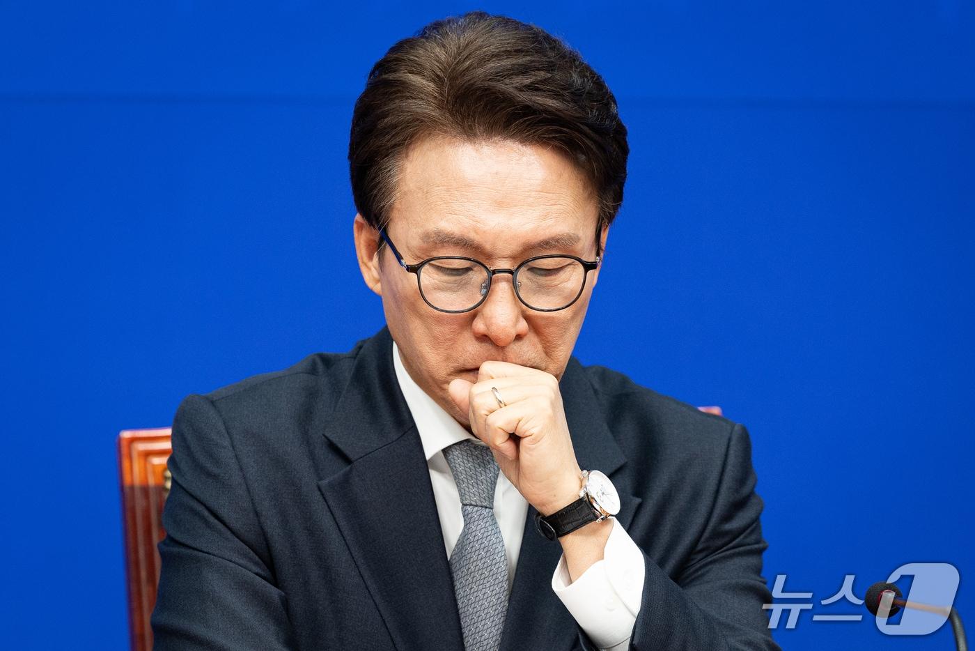 본문 이미지 - 김민석 더불어민주당 대표가 지난 23일 서울 여의도 국회에서 열린 K-방위산업지원특별위원회 발대식에서 생각에 잠겨 있다. 2026.10.23 ⓒ 뉴스1 유승관 기자