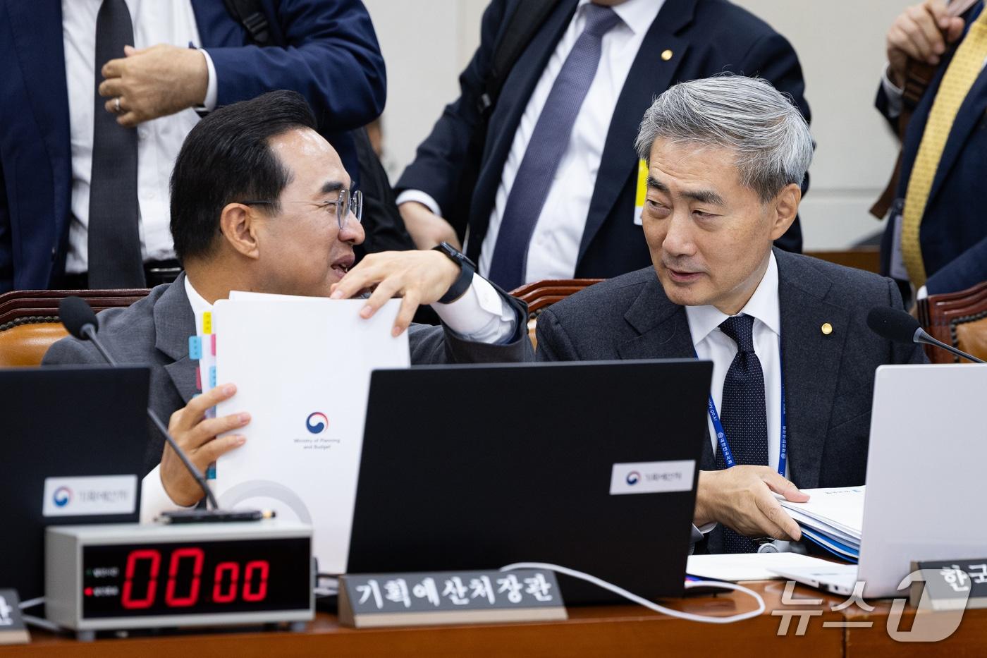 본문 이미지 - 박홍근 기획예산처 장관(왼쪽)과 신현송 한국은행 총재가 23일 서울 여의도 국회에서 열린 재정경제기획위원회의 기획예산처, 한국은행 등에 대한 국정감사 종합감사에 출석해 대화하고 있다. 2026.10.23 ⓒ 뉴스1 유승관 기자
