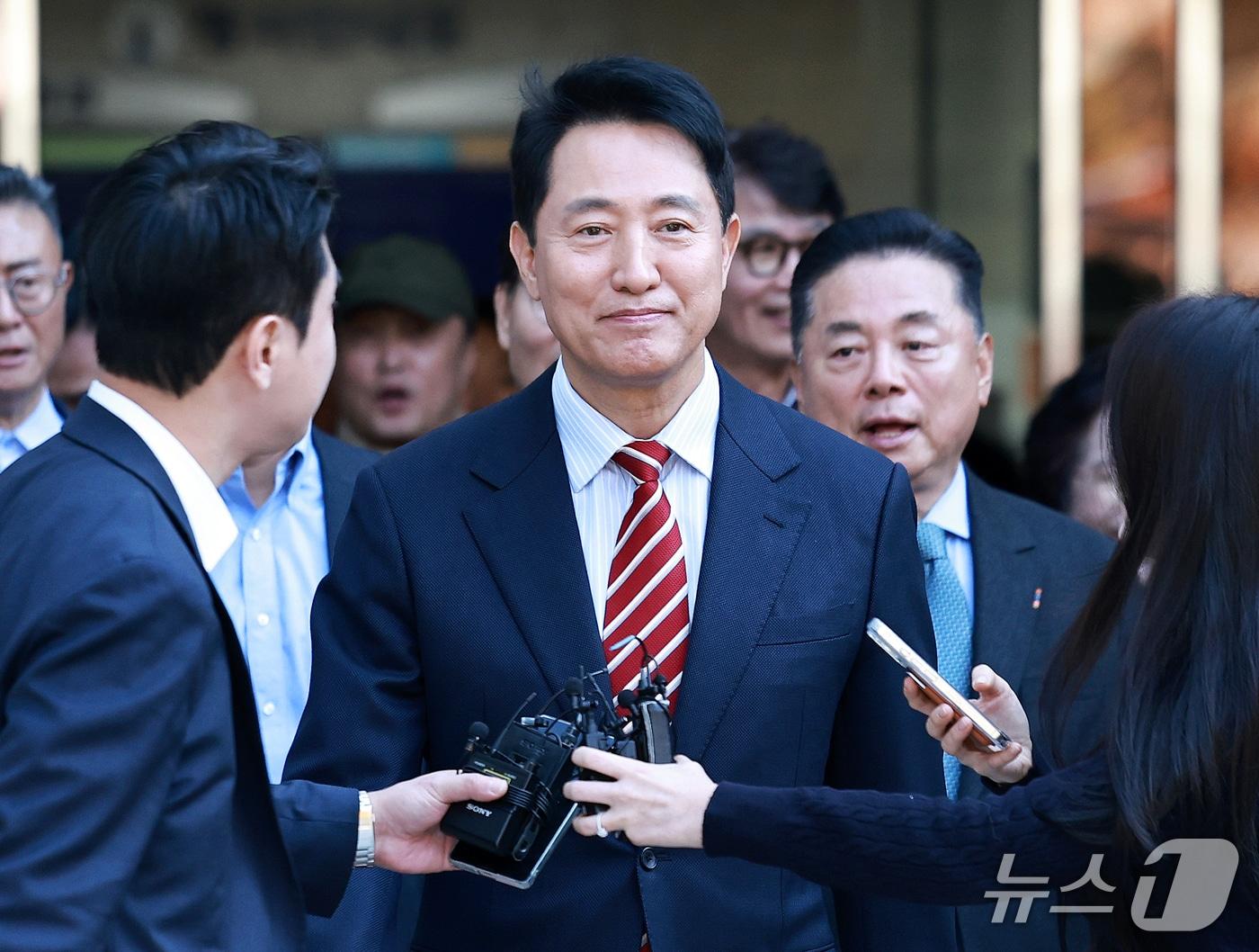 본문 이미지 - 오세훈 서울시장이 23일 서울 서초구 서울고등법원에서 열린 '명태균 여론조사 대납 의혹 사건' 항소심 선고 공판에서 무죄 판결을 받고 법원을 나서고 있다. 2026.10.23 ⓒ 뉴스1 구윤성 기자