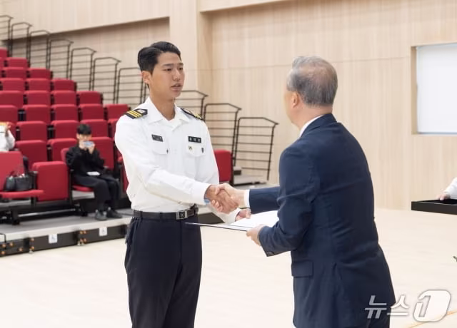 본문 이미지 - 양오봉 전북대학교 총장이 23일 '故 이종근 하사의 손자 이 건 학생에게 무공화랑훈장을 전달했다.(전북대 제공, 재판매 및 DB 금지).