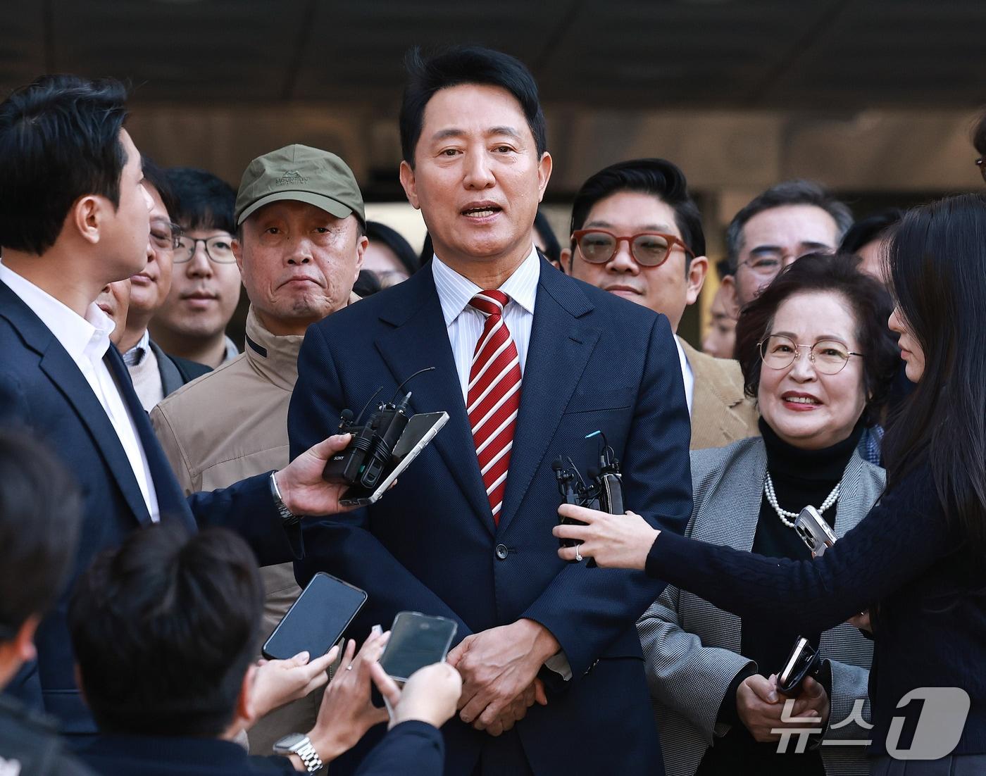 본문 이미지 - 오세훈 서울시장이 23일 서울 서초구 서울고등법원에서 열린 '명태균 여론조사 대납 의혹 사건' 항소심 선고 공판에서 무죄 판결을 받고 법원을 나서며 입장을 밝히고 있다. 2026.10.23 ⓒ 뉴스1 구윤성 기자