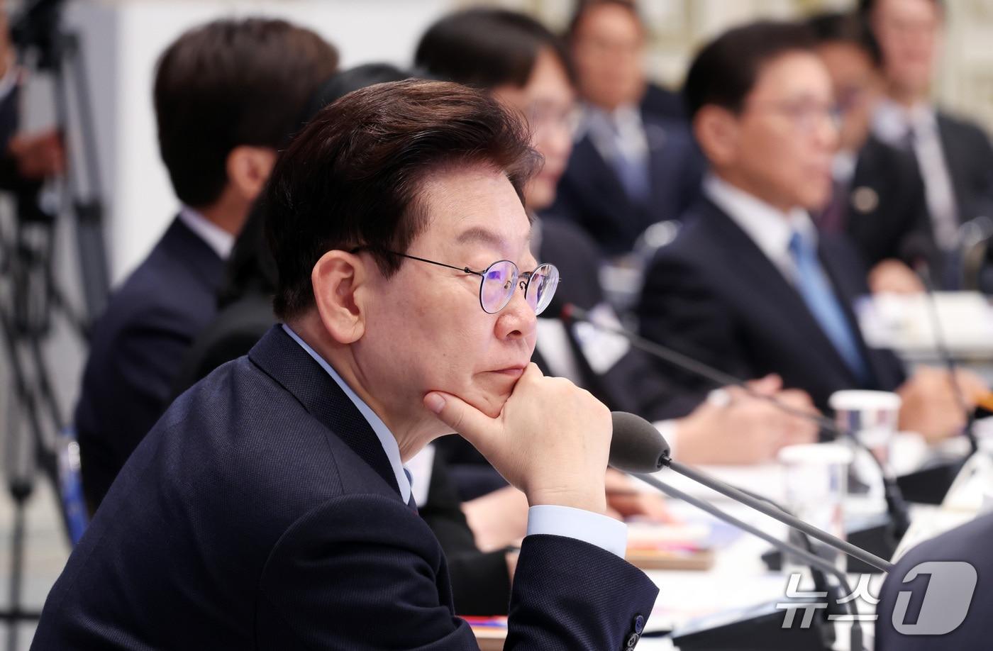 본문 이미지 - 이재명 대통령이 23일 청와대 영빈관에서 열린 규제합리화위원회 제2차 전체회의에서 참석자들의 발언을 경청하고 있다. 2026.10.23 ⓒ 뉴스1 이재명 기자