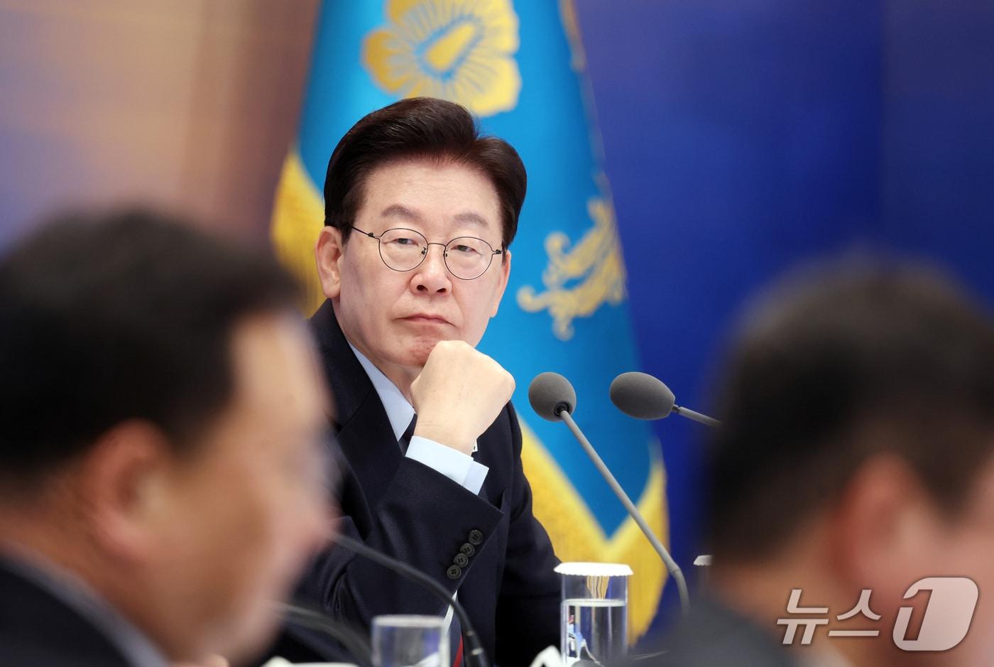 본문 이미지 - 이재명 대통령이 23일 청와대 영빈관에서 열린 규제합리화위원회 제2차 전체회의에서 참석자들의 발언을 경청하고 있다. 2026.10.23 ⓒ 뉴스1 이재명 기자