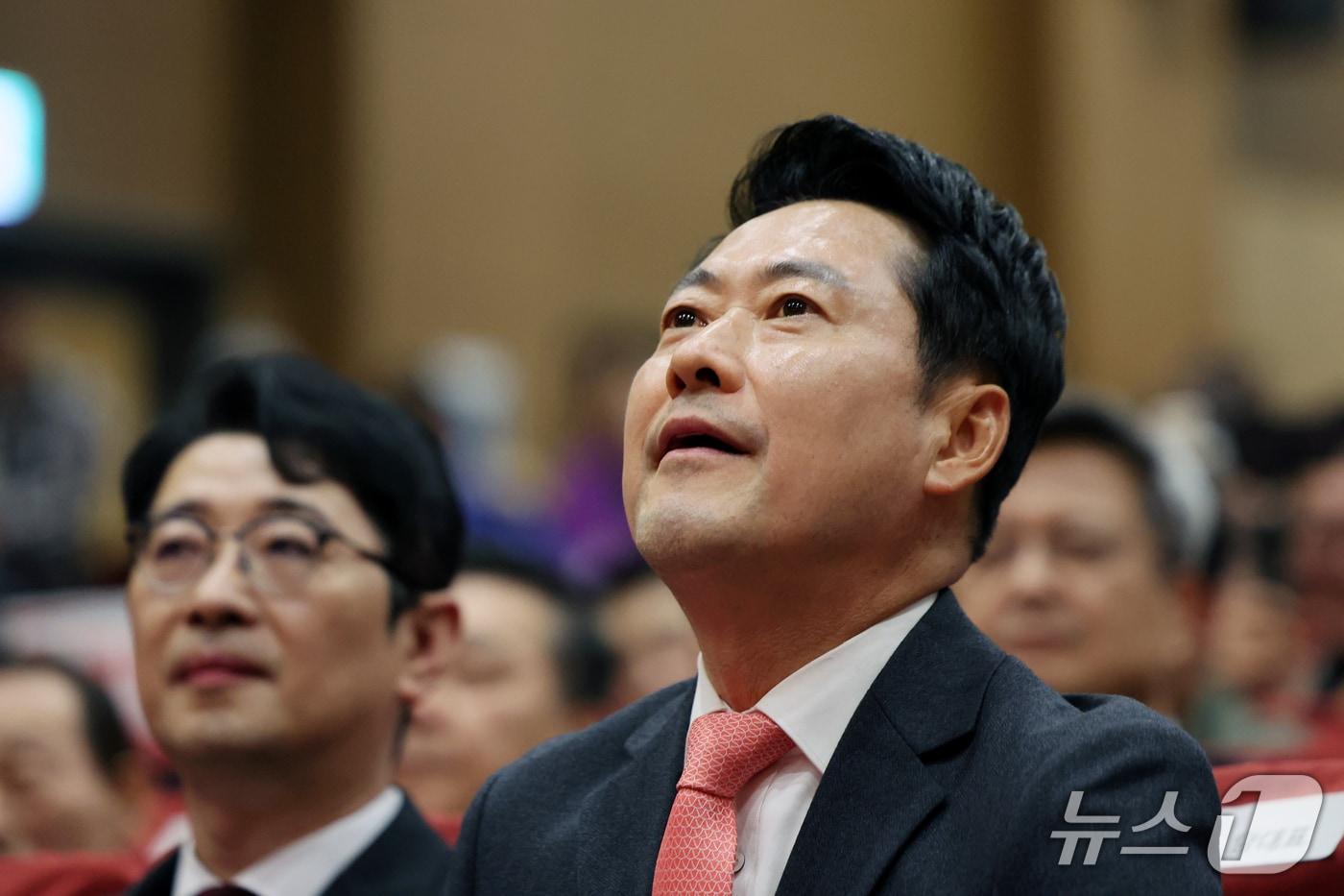 본문 이미지 - 장동혁 국민의힘 대표가 23일 서울 여의도 국회 의원회관에서 열린 '입틀막법 총력투쟁 결의대회'에 자리하고 있다. 2026.10.23 ⓒ 뉴스1 황기선 기자
