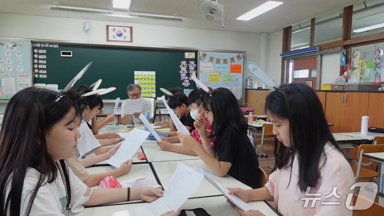 본문 이미지 -  남창초등학교 학생들이 교실에서 역사 수업자료를 읽으며 학습 활동에 참여하고 있다. (경기도 초등 역사 연구회 제공)