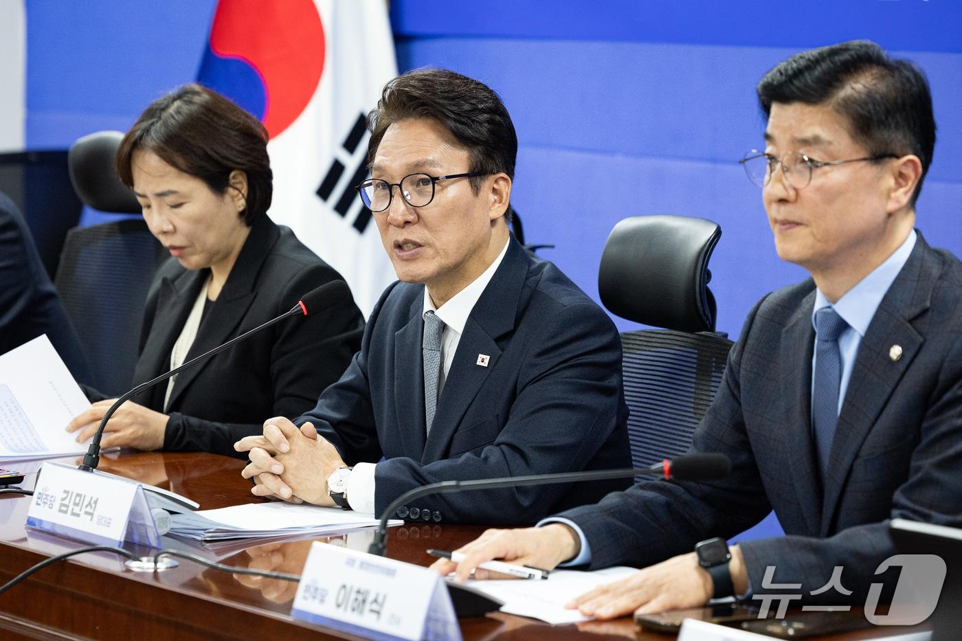 본문 이미지 - 김민석 더불어민주당 대표가 23일 서울 여의도 국회 의원회관에서 열린 소방 현장 지원 강화를 위한 간담회에서 인사말을 하고 있다. 2026.10.23 ⓒ 뉴스1 유승관 기자