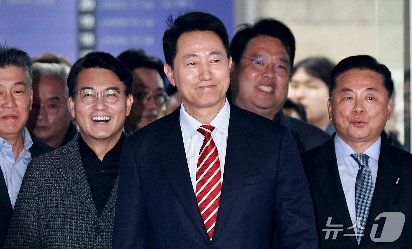 본문 이미지 - 오세훈 서울시장이 23일 서울 서초구 서울고등법원에서 열린 '명태균 여론조사 대납 의혹 사건' 항소심 선고 공판에서 무죄 판결을 받고 법원을 나서고 있다. 2026.10.23 ⓒ 뉴스1 구윤성 기자