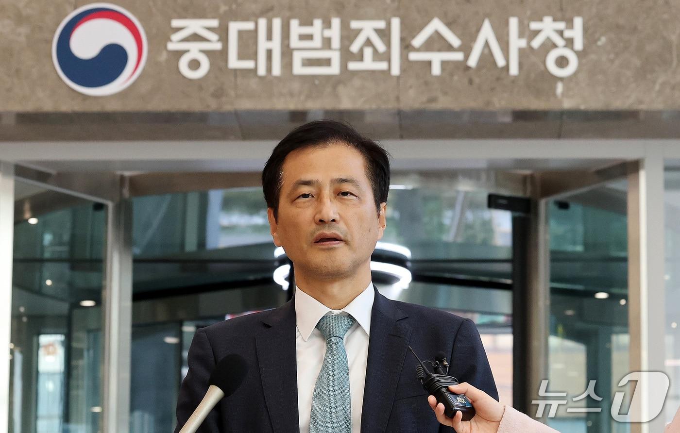본문 이미지 - 이태한 선관위 특별검사가 23일 오후 서울 중구 중대범죄수사청을 찾아 취재진의 질문에 답하고 있다. 이 특검은 추가 수사 인력 파견을 요청한 지 2주 넘게 인력 충원이 이뤄지지 않자 김지용 중수청장과 만나 인력 파견 필요성을 재차 강조하고 수사 협조 방안을 논의할 예정이다. 2026.10.23 ⓒ 뉴스1 박지혜 기자