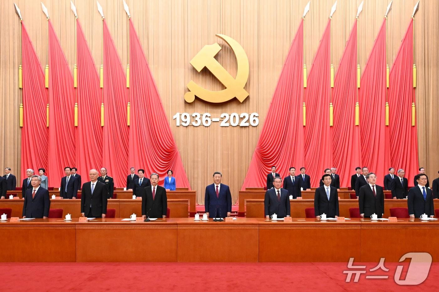 본문 이미지 - 22일 중국 베이징 인민대회당에서 '홍군 장정 승리 90주년 기념대회'가 열리고 있다. 이날 대회에는 시진핑 국가주석, 리창 국무원 총리, 자오러지 전국인민대표대회(전인대) 상무위원장, 왕후닝 전국인민정치협상회의(정협) 주석, 차이치 중앙서기처 서기, 딩쉐샹 국무원 상무부총리, 리시 중앙기율검사위원회 서기, 한정 국가부주석이 참석했다. 2026.10.22 ⓒ 신화=뉴스1