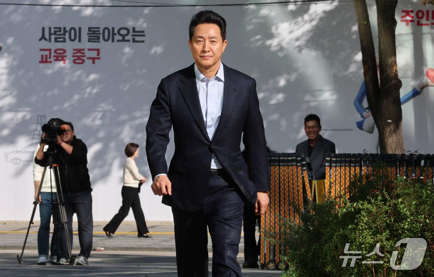 본문 이미지 - '여론조사비 대납' 의혹으로 기소돼 2심에서 무죄를 선고 받은 오세훈 서울시장이 23일 오후 중구 서울시청으로 향하고 있다. 2026.10.23 ⓒ 뉴스1 박세연 기자