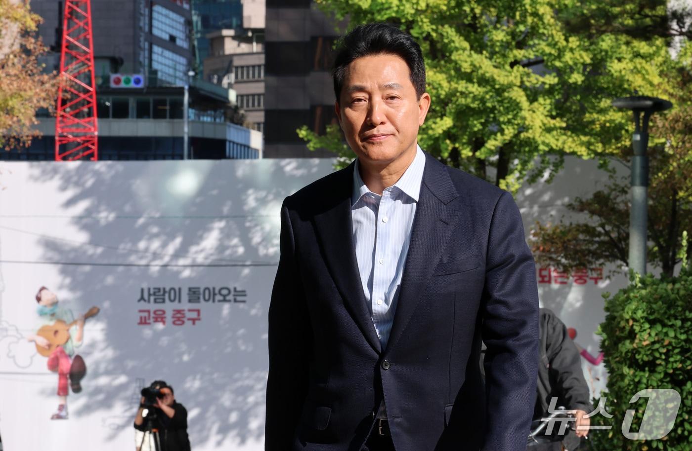 본문 이미지 - '여론조사비 대납' 의혹으로 기소돼 2심에서 무죄를 선고 받은 오세훈 서울시장이 23일 오후 중구 서울시청으로 향하고 있다. 2026.10.23 ⓒ 뉴스1 박세연 기자